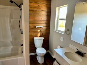 1441 Gatlin Creek Rd in Dripping Springs, TX - Foto de edificio - Building Photo