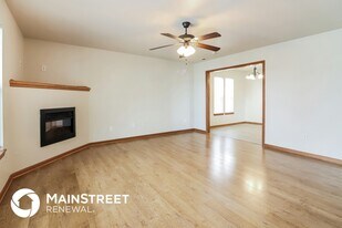 424 NE Wolf Creek Dr in Grain Valley, MO - Building Photo