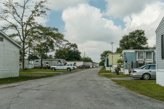 Cedar Bayou MHC in Baytown, TX - Foto de edificio - Building Photo