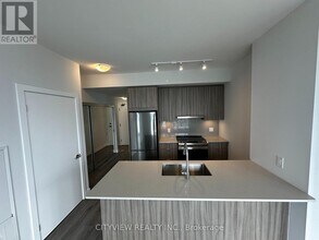 430-4430 Square One Dr in Mississauga, ON - Building Photo - Building Photo