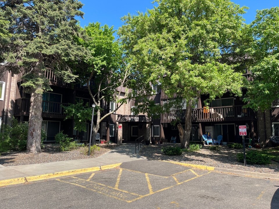 4207 Lakeside Ave N in Minneapolis, MN - Building Photo