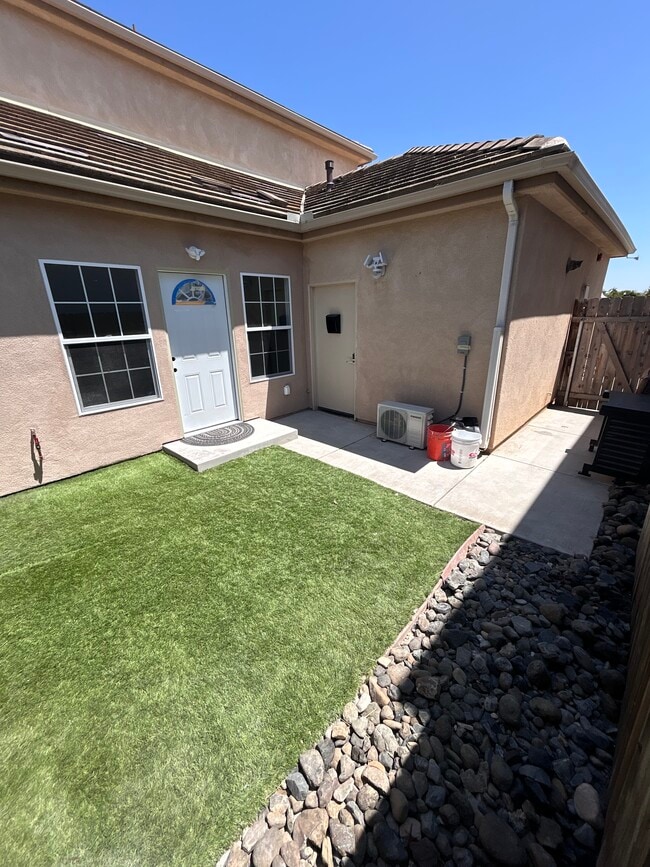 1467 W Hartford Way, Unit Private studio w yard in Santa Maria, CA - Building Photo - Building Photo