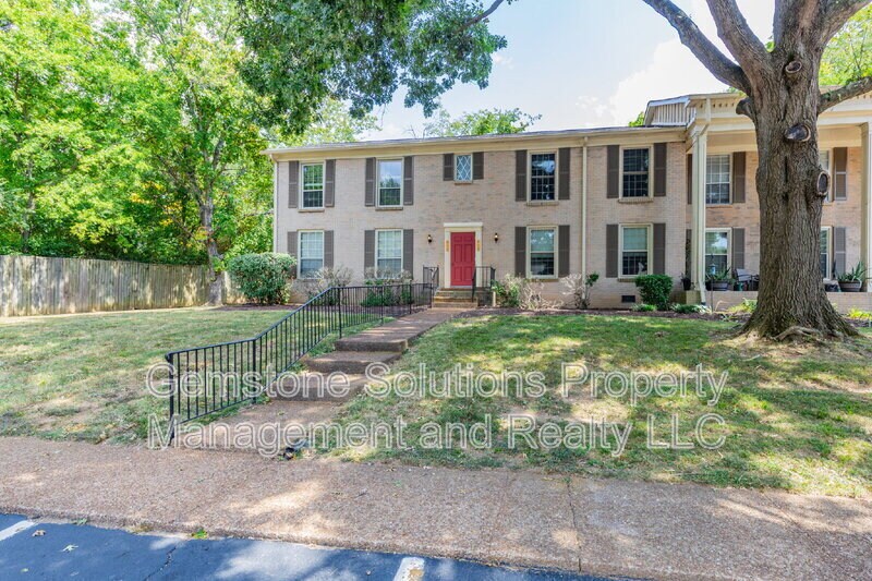 1011 Murfreesboro Rd in Franklin, TN - Building Photo
