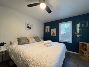 211 Lessin Ln in Austin, TX - Foto de edificio - Building Photo