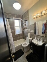 6830 S Paxton Ave in Chicago, IL - Building Photo - Building Photo