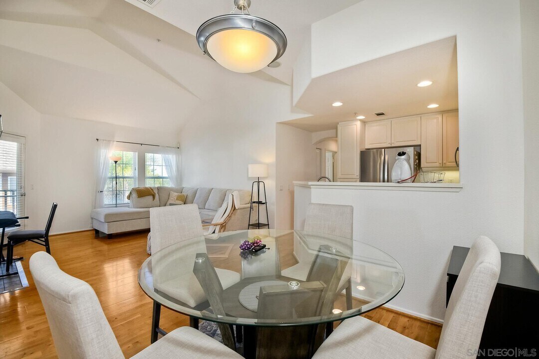 16940 Starling Sight in San Diego, CA - Building Photo