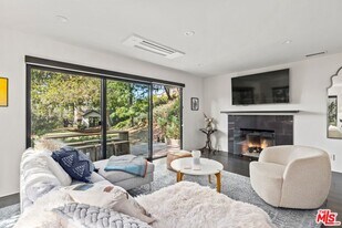 5721 Valley Oak Dr in Los Angeles, CA - Building Photo