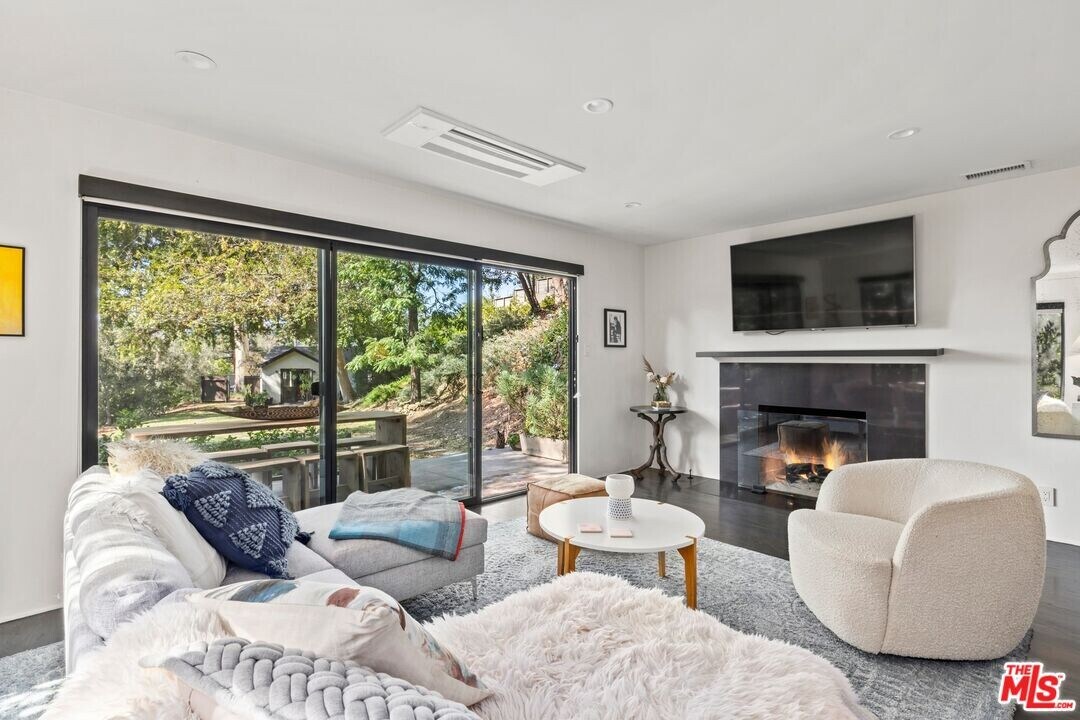 5721 Valley Oak Dr in Los Angeles, CA - Building Photo