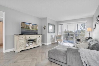 9000 Commodore Dr, Unit 401 in Seminole, FL - Foto de edificio - Building Photo