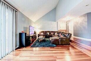 572 Sanderling Ct in Secaucus, NJ - Building Photo