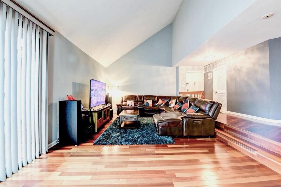 572 Sanderling Ct in Secaucus, NJ - Building Photo