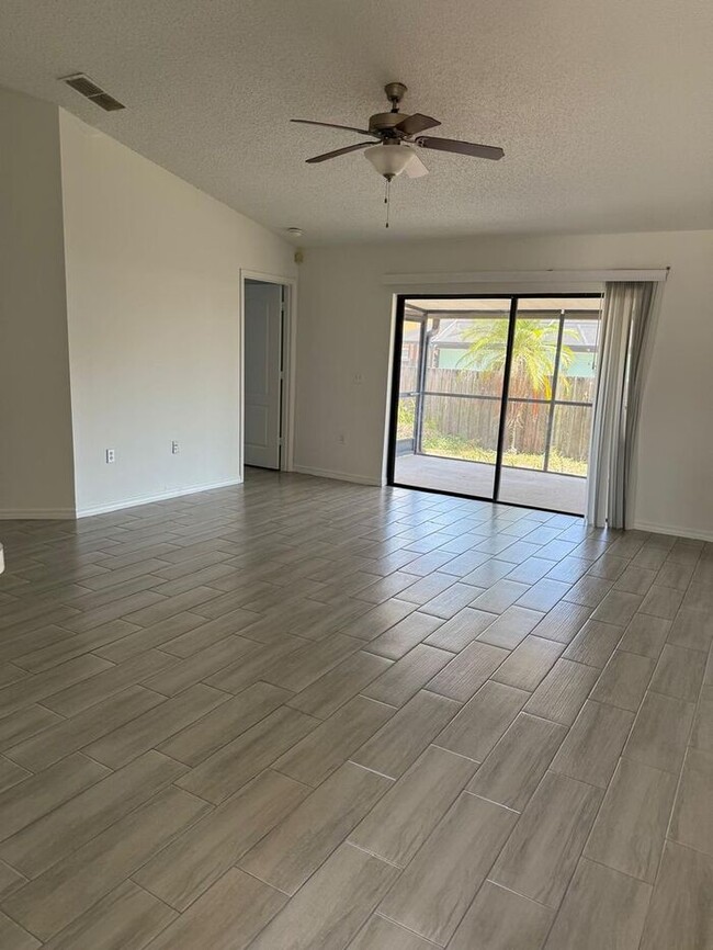 612 Lakemont Dr in Brandon, FL - Building Photo - Building Photo