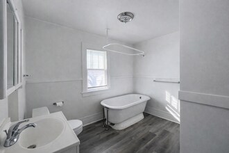 704 W 1st St in Waterloo, IA - Building Photo - Building Photo