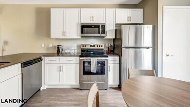 5040 Linbar Dr in Nashville, TN - Building Photo - Building Photo