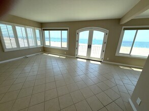 1319 E Seal Way, Unit B in Seal Beach, CA - Building Photo - Building Photo