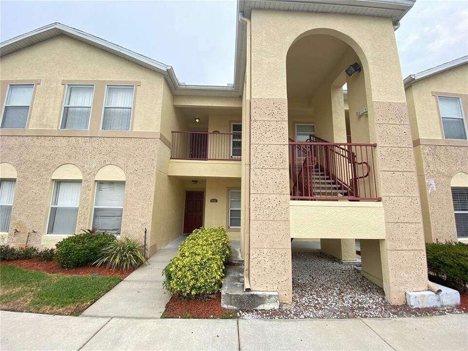 2810 Club Cortile Cir in Kissimmee, FL - Foto de edificio