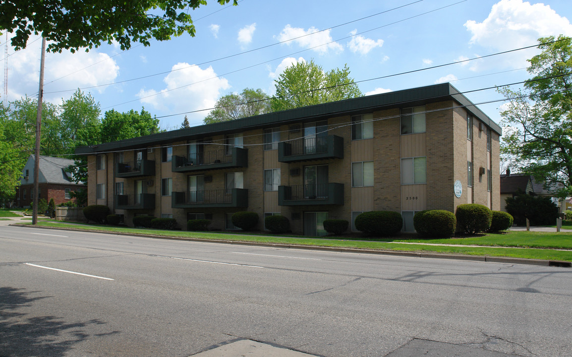 Maple Tree Apartments in Lansing, MI - Building Photo