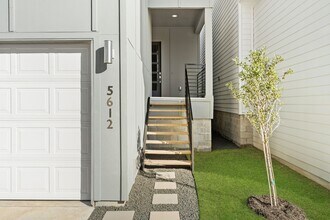 5610 Savyon Dr in Houston, TX - Building Photo - Building Photo
