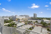 2335 Pine Tree Dr, Unit 601 in Miami Beach, FL - Foto de edificio - Building Photo