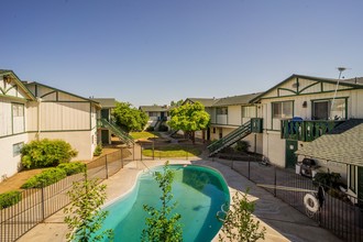 Alpine Apartments in Fresno, CA - Building Photo - Building Photo