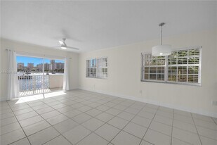 462 Golden Isles Dr in Hallandale Beach, FL - Building Photo