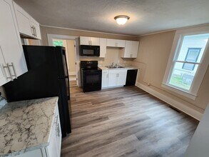 1020 W Hovey St in Springfield, MO - Building Photo - Building Photo