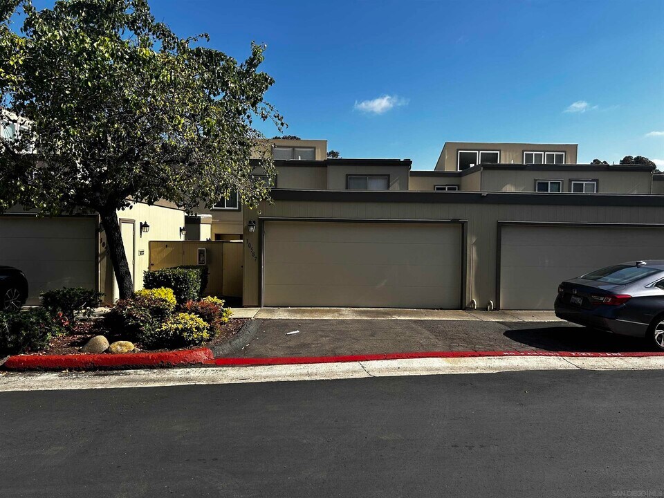 10587 Caminito Banyon in San Diego, CA - Building Photo