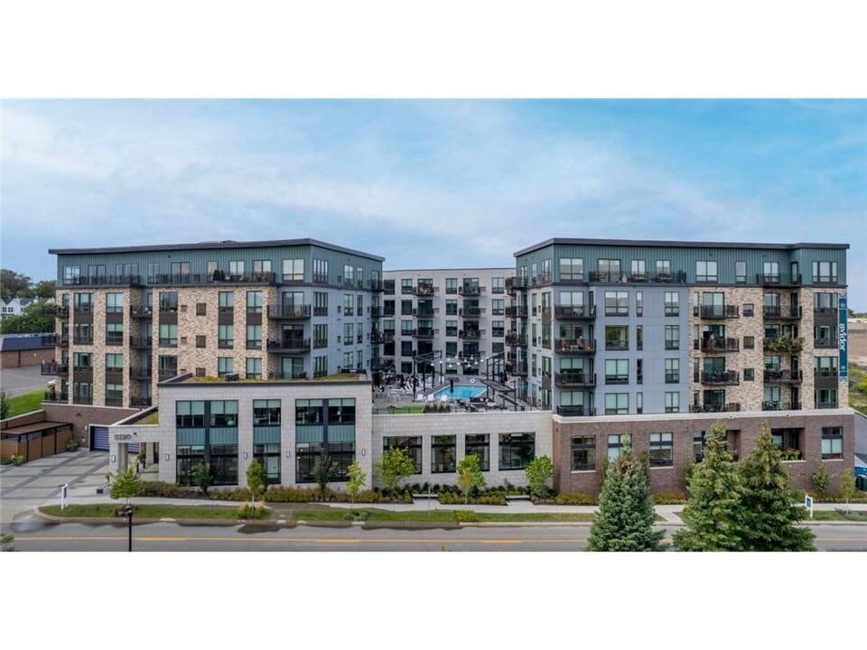 5220 Eden Ave in Edina, MN - Building Photo