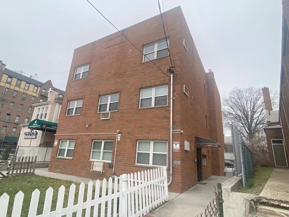 15607 Sanford Ave in Flushing, NY - Building Photo