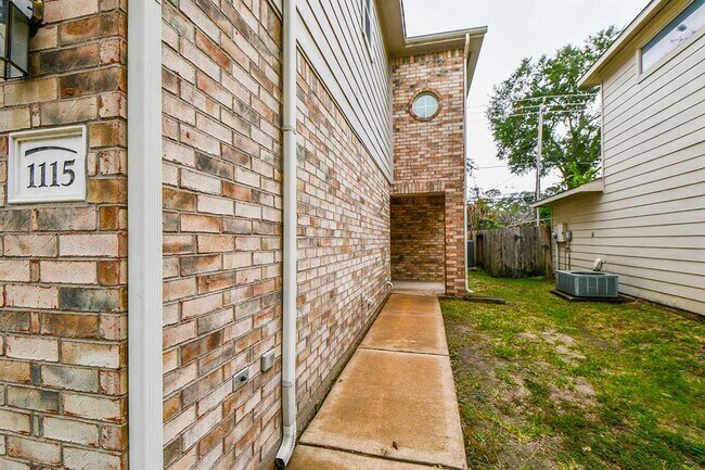 1115 Eden Park Ln in Houston, TX - Building Photo - Building Photo