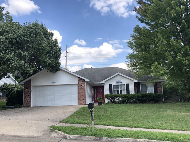 property at 1608 Apple Valley Ct