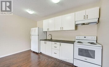 303 Moffat St in Orillia, ON - Building Photo - Building Photo