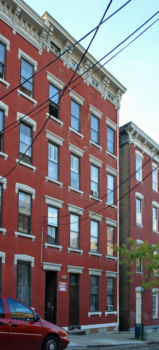 533 E Thirteenth St in Cincinnati, OH - Foto de edificio