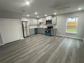 8215 Crestview Dr in Houston, TX - Building Photo - Building Photo