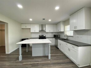 301 Old Bayou Dr in Dickinson, TX - Building Photo - Building Photo