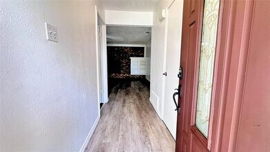 1301 Quail Dr in Garland, TX - Foto de edificio - Building Photo