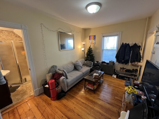 26 White St, Unit R in Cambridge, MA - Building Photo - Building Photo