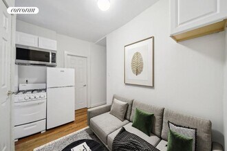 242 E 10th St in New York, NY - Building Photo - Building Photo