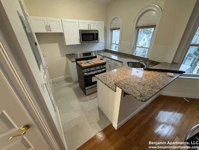 56 Ashford St, Unit 5 in Boston, MA - Foto de edificio - Building Photo