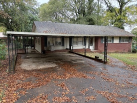 131 Pine Cir in Winder, GA - Building Photo