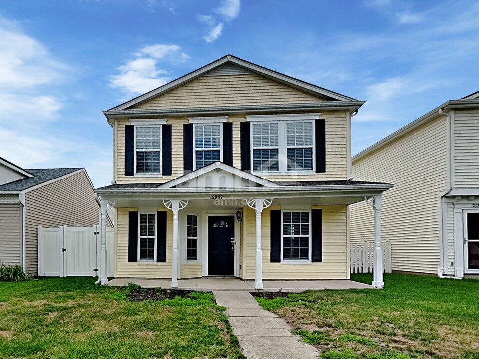 12837 Courage Crossing in Fishers, IN - Foto de edificio