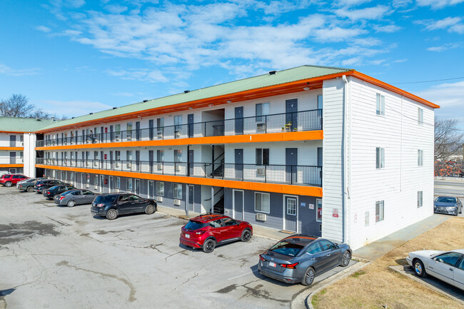 Siegel Select Chattanooga II in Chattanooga, TN - Building Photo - Building Photo