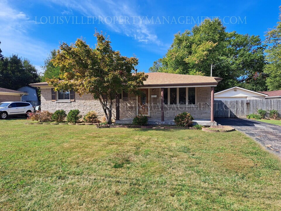 8212 Devonshire Dr in Louisville, KY - Building Photo