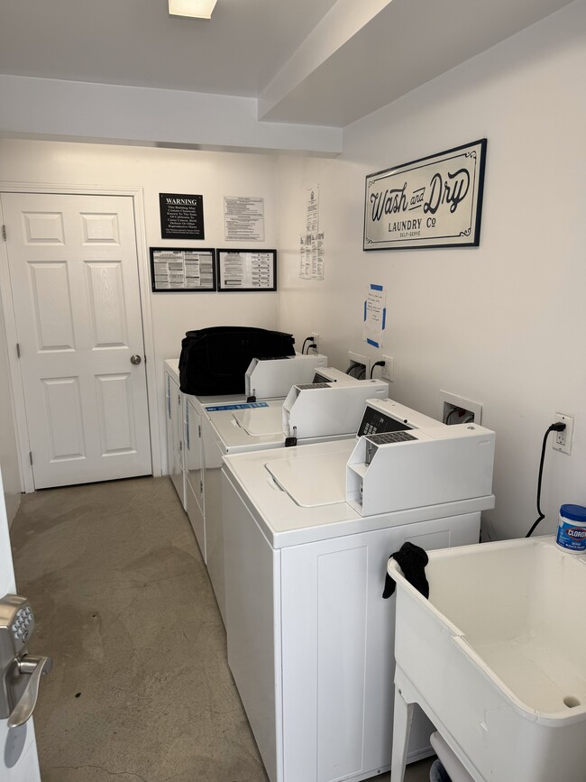 11662 Chandler Blvd in North Hollywood, CA - Foto de edificio - Building Photo