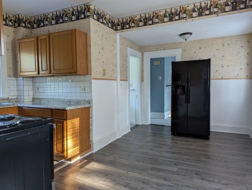 37 Linden St in Rockland, MA - Building Photo