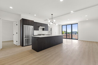 1801 W Grand Ave in Chicago, IL - Building Photo - Building Photo