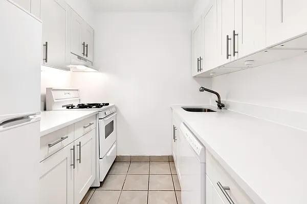 250 W 15th St in New York, NY - Building Photo - Building Photo