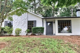 1301 Kings Ridge Dr NW in Norcross, GA - Foto de edificio - Building Photo