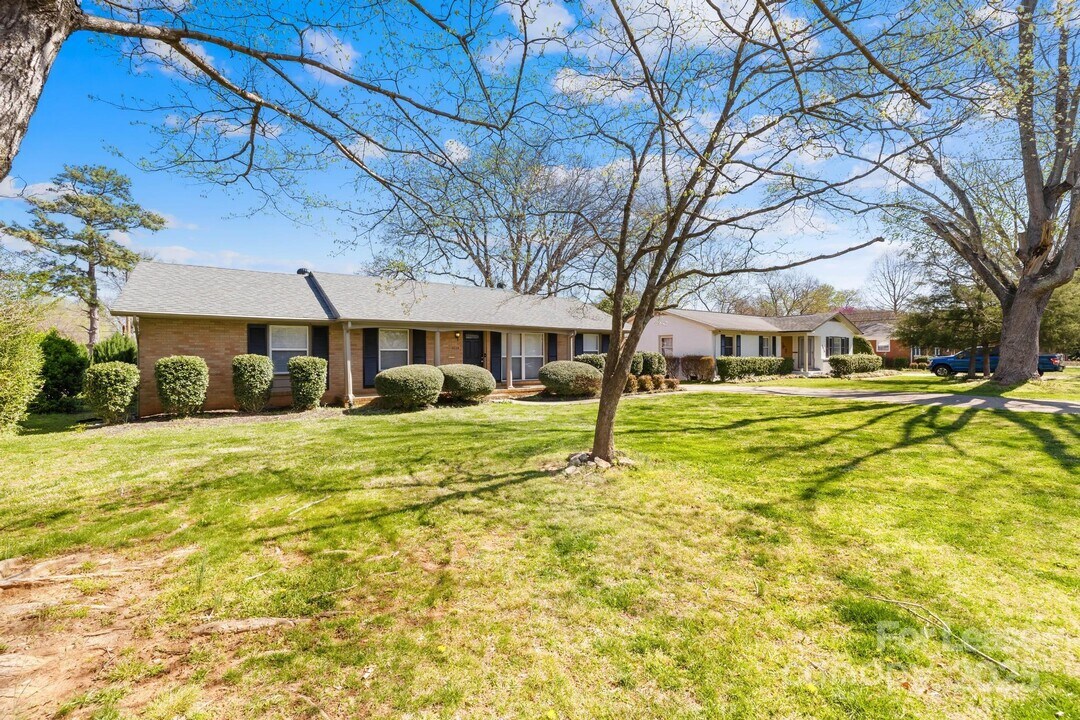 4033 Woodgreen Terrace in Charlotte, NC - Building Photo