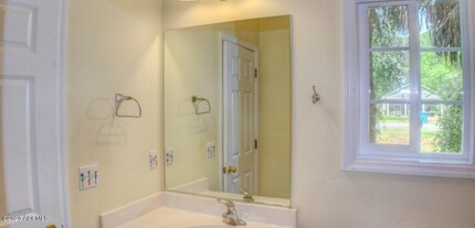 2618 Holmes Dr-Unit -E in Beaufort, SC - Building Photo - Building Photo